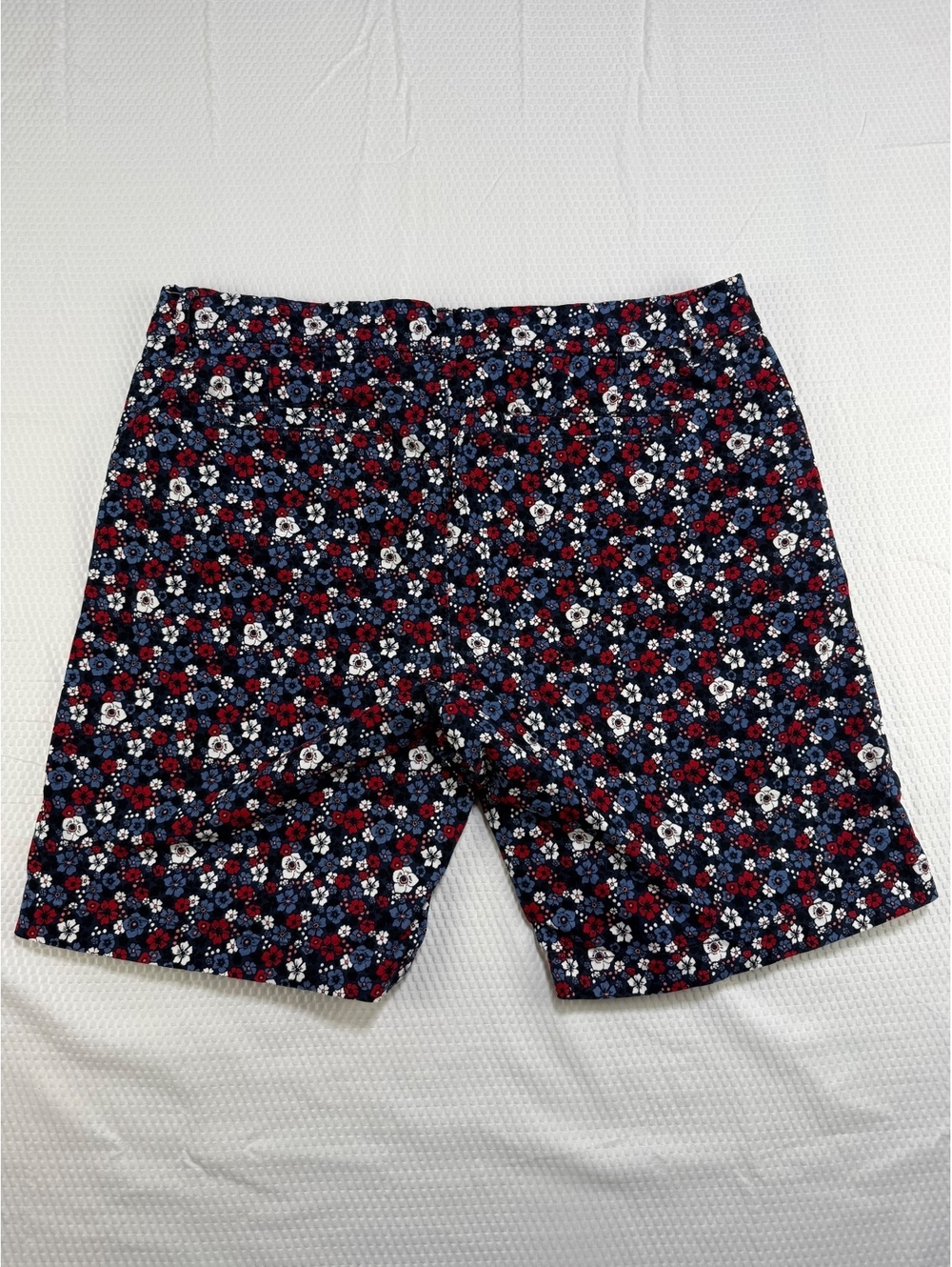 Tommy Hilfiger Women’s Size 12 Floral Bermuda Shorts Navy Red Blue - Picture 2 of 6
